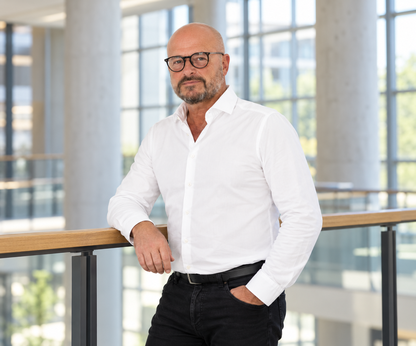 Entspanntes Porträt im modernen Atrium
